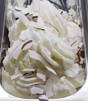 Eisidee Ananas als Eis mit Kokos und Kokosstücken / Scheibchen Eisidee Ananas als Eis mit Kokos und Kokosstücken / Scheibchen