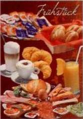 PL 138. Frühatück mit Butter, Marmelade, Croissant, Kaffee, Fruchtsaft, Brötchen und Wurst