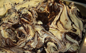 Eis & Gelati. Biscottieis in Eiswanne. Ene Mischung aus Biskuit Speiseeis und Biscotti Variegato mit knusprigen, dunklen Keksstückchen