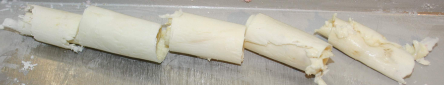 Eis Teppanyaki Bilderserie. Honig mit Eis & Gelati Milchgrundmasse. Vermischt und glatt gestrichen, zu Honigmilcheisröllchen geformt, in einen Eisbecher gegeben mit Topping Schoko verziert und mit Frücht, Konfekt und Waffel dekoriert. GroßHandel EIS GmbH