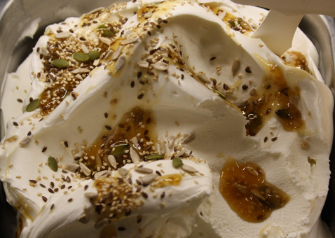 Kefir oder Buttermilch in Pulverform mit gerösteten, gemischten Körnern in einer Variation von Honig. Eis des Jahres 2018 GroßHandel Eis GmbH