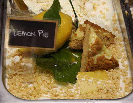 Lemon Pie als Zitronenkucheneis mit Zitronenkuchenbase, Zitrone Variegato und Kuchenstreusel. GroßHandel EIS GmbH
