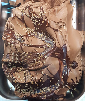 Eis - Gelati. Gianduja Nougateis mit Haselnuss Stücken und dunkler Nougatvariation