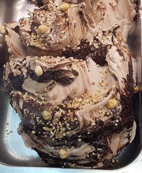 Eisidee Nougatkonfekt mit Haselnüssen. Nougatpraline als Eis. Eis & Gelati