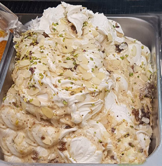 Eisidee Mandelcremeis mit gehobelten Mandeln und gehackten Pistazien Eisidee Mandelcremeis mit gehobelten Mandeln und gehackten Pistazien