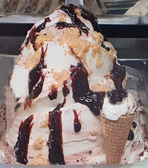 Eisidee Knuspriges Joghurt als Eis mit Zwetschken Variation Eisidee Knuspriges Joghurt als Eis mit Zwetschken Variation