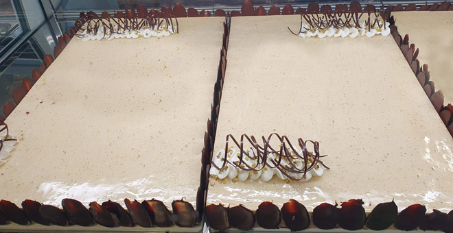 Eisidee Buttercremeis mit Fioccoeis, Schokodekor und Haselnussstücken Eisidee Buttercremeis mit Fioccoeis, Schokodekor und Haselnussstücken