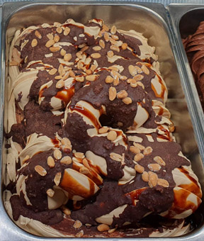 Eisidee Erdnusseis mit Schokokrokant Variation und Erdnüssen Eisidee Erdnusseis mit Schokokrokant Variation und Erdnüssen