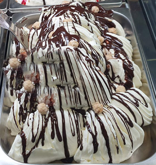 Eisidee Fiocco mit Edelnougat und ganzen Haselnüssen Eisidee Fiocco mit Edelnougat und ganzen Haselnüssen