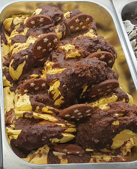 Eisidee Gelbe Crem als Eis mit Variation Schokoladekrokant und Sternenkeksen Eisidee Gelbe Crem als Eis mit Variation Schokoladekrokant und Sternenkeksen