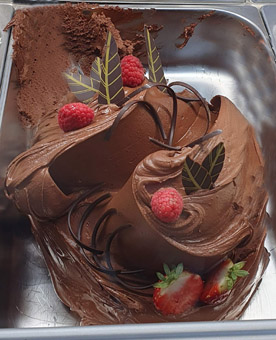 Eisidee Karibik Kakao als Schokoladeneis mit roten Beeren Eisidee Karibik Kakao als Schokoladeneis mit roten Beeren