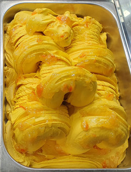 Eisidee Orangeneis mit Aranzini-Orangeat als Variation Eisidee Orangeneis mit Aranzini-Orangeat als Variation