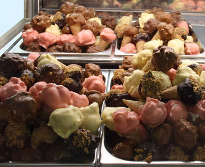 Eisidee Minitüten mit Eiscreme. Stracciatella mit Geschmacksrichtungen Eisidee Minitüten mit Eiscreme. Stracciatella mit Geschmacksrichtungen