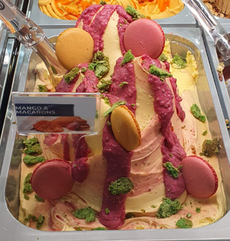 Eisidee Mango Macarons als Eis. Buntes Makroneneis auf Mangoeis Eisidee Mango Macarons als Eis. Buntes Makroneneis auf Mangoeis