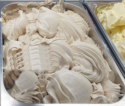 Eisidee Haselnusseis aus heller Haselnusspaste Eisidee Haselnusseis aus heller Haselnusspaste leicht geröstet