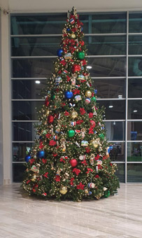 Weihnachtsbaum geschmückt und bunt 2025. Flughafen Dominikanische Republik Weihnachtsbaum geschmückt und bunt 2025. Flughafen Dominikanische Republik