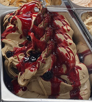 Eisidee Espresso mit Martini trocken und Amarena Variation Eisidee Espresso mit Martini trocken und Amarena Variation