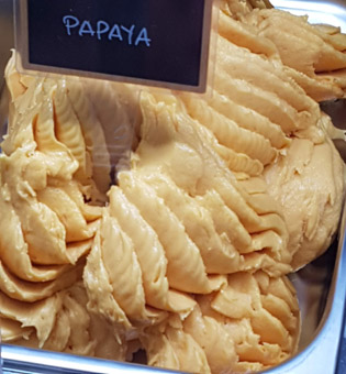 Eisidee Papayaeis. Fruchteis Papaya. Eis aus Fruchtpüree. Eisidee Papayaeis. Fruchteis Papaya. Eis aus Fruchtpüree.