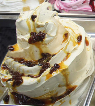 Eisidee Malagaeis mit Malagarosinen und Marsala Wein Eisidee Malagaeis mit Malagarosinen und Marsala Wein