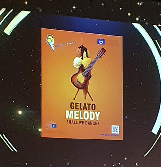 Eis das Europa zum Singen bringt. Eissorte Melody, Milcheis mit Pistazienstrudel, Pistazienstücke und Variation von Orangen Eis das Europa zum Singen bringt. Eissorte Melody, Milcheis mit Pistazienstrudel, Pistazienstücke und Variation von Orangen