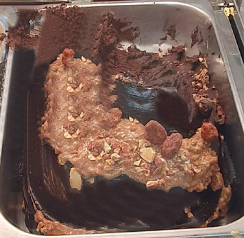 Eisidee Schokolade Fondente und Rhum mit gebrannten Nüssen Eisidee Schokolade Fondente und Rhum mit gebrannten Nüssen