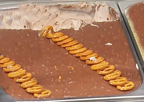 Eisidee Schokobrezel als Eis mit Brezeldekor Eisidee Schokobrezel als Eis mit Brezeldekor