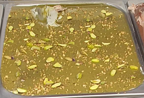 Eisidee Pistazieneis mit Pistaziencrunch und Pistazienstücken Eisidee Pistazieneis mit Pistaziencrunch und Pistazienstücken