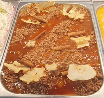 Eisidee Apfelstrudel als Eis mit Zimt, Apfelstücken und Nussstückchen Eisidee Apfelstrudel als Eis mit Zimt, Apfelstücken und Nussstückchen