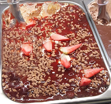Eisidee Erdbeer Caramel auf Topfencreme als Eis Eisidee Erdbeer Caramel auf Topfencreme als Eis