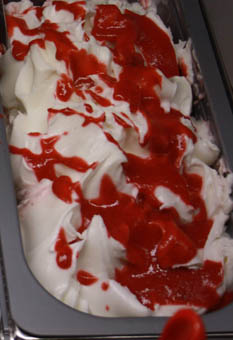Eisidee: Joghurteis mit Erdbeerpüree. Eis zum Gelato Day